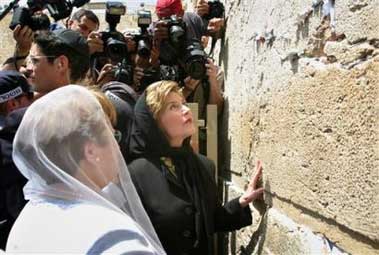 Protesters mob Laura Bush in Jerusalem