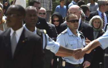 Protesters heckle Laura Bush in Jerusalem