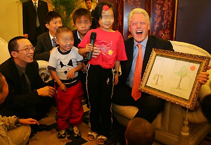 Clinton meets AIDS orphans