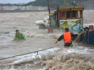 Typhoon batters Zhejiang
