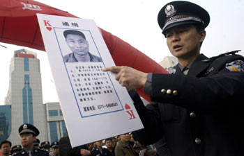 Henan police deal 'most wanted' cards