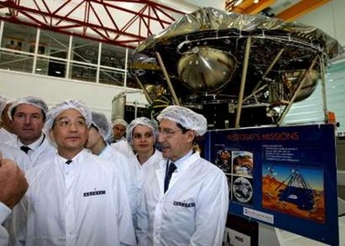 Premier Wen visits Alcatel satellite factory in France 