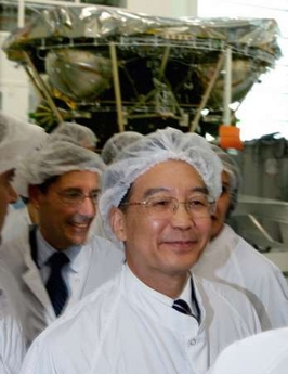 Premier Wen visits Alcatel satellite factory in France 