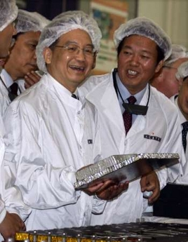 Premier Wen visits Alcatel satellite factory in France 