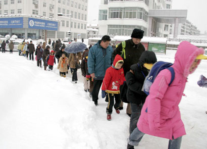 Blizzard cripples Weihai's bus transport