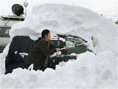 Japan hit by heavy snow storm