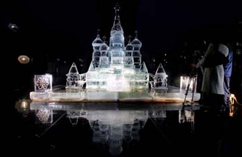 Gigantic ice scupture unveiled in London
