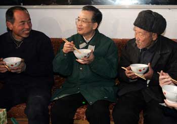 Top leaders visit farmers on New Year's Eve