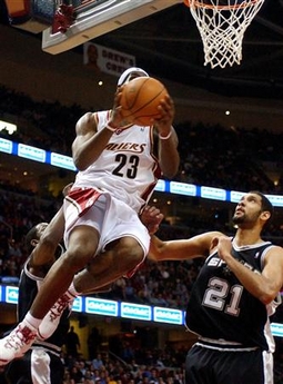 James lifts Cavaliers to victory over streaking Spurs