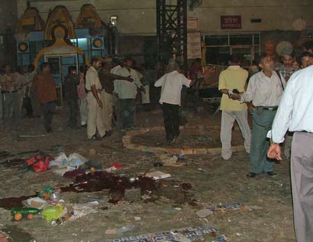 Bomb blast kills at least 21 in India