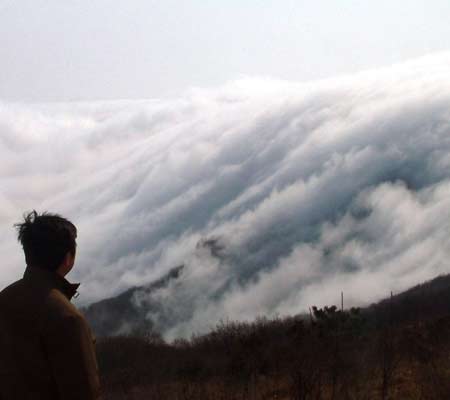 Legendary mountain shrouded in sea of clouds