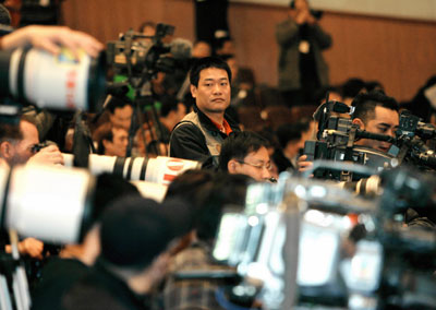 Wu Bangguo delivers speech at NPC session