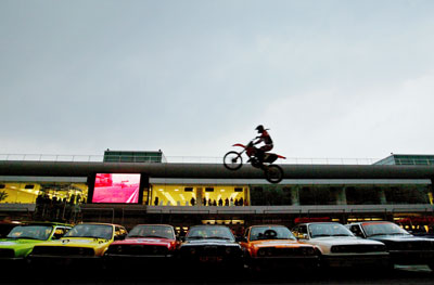 Hollywood stunt actor performs in Shanghai