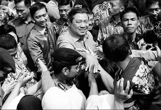 Indonesia leader Yudhoyono wins 2nd term easily