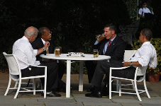 Obama meets with police officer, Harvard professor