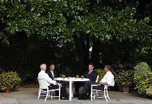 Obama meets with police officer, Harvard professor