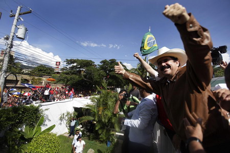 Ousted leader returns to Honduras, defies arrest