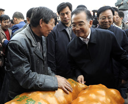 Chinese Premier Wen Jiabao (R Front) listens to a dealer at the Dingxi potato trading center in Dingxi City, northwest China's Gansu Province, Oct. 17, 2009. Premier Wen made an inspection tour in Gansu from Oct. 17 to 18. (Xinhua/Li Xueren) Premier urges developing with ecological safety