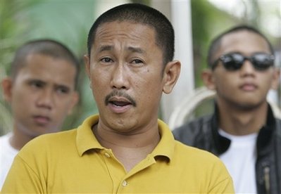 Filipino who lost wife in massacre files candidacy