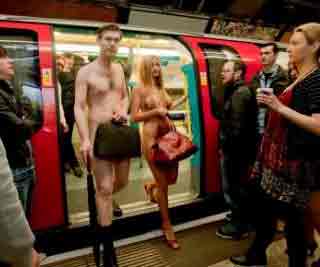 Commuters travel naked<BR>英白领地铁裸体秀(图)