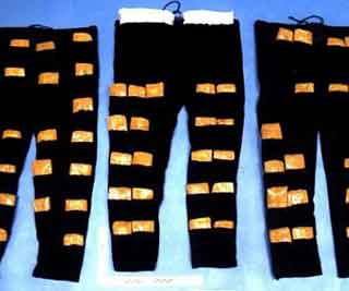 Men hide drug in leggings<BR>最牛毒贩裤腿藏毒66斤