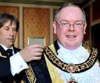 British mayor drops pants<BR>英市长演讲掉裤子(图)