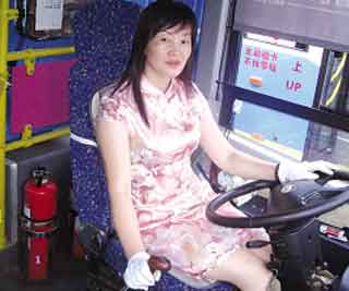 Liked bus driver wears Qipao<BR>美女穿旗袍开公交(图)