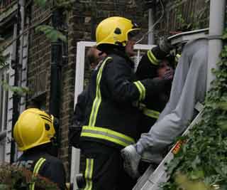 Burglar stuck in window<BR>贼行窃被窗户卡住(图)