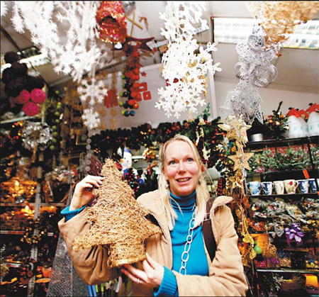 Cash-strapped expats bring Xmas to Beijing