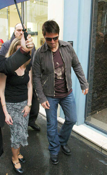 Tom Cruise stops for his fans