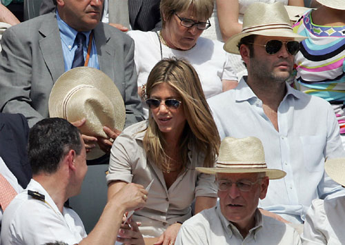 Aniston and Vince out in the open