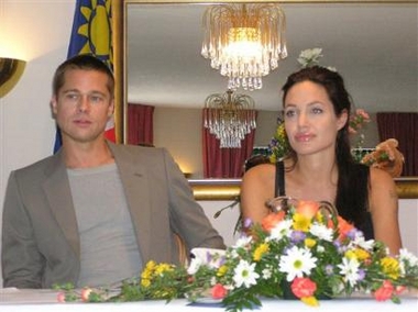 Blogger to the aid of Pitt-Jolie?