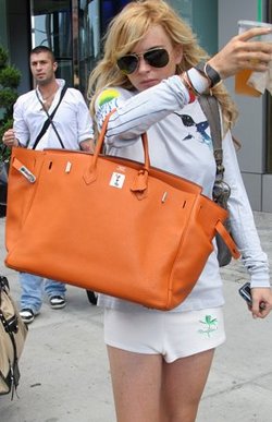 Lohan thanks the paparazzi to find her purse