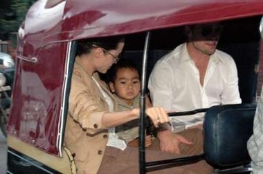 Pitt, Jolie take rickshaw ride