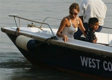 Jolie, Pitt leave for home
