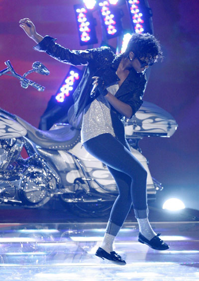Singer Keri Hilson accepts the best new artist award at the BET Awards '09