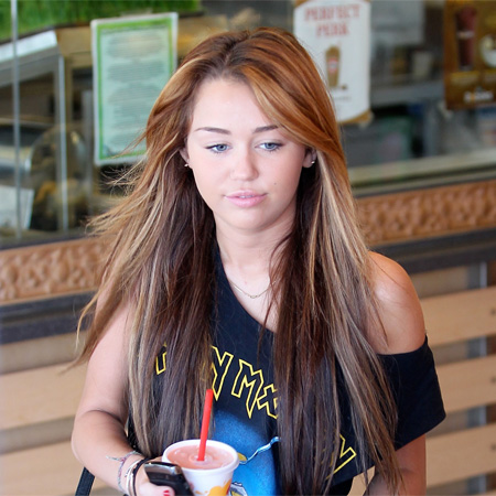 Miley Cyrus embarrassed by video kiss
