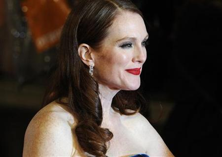 Julianne Moore to play Sarah Palin in HBO film