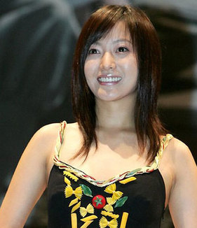 Korean beauty Kim Hee-Sun getting married