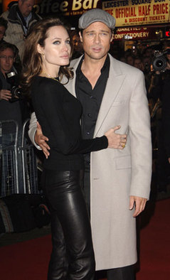 Jolie attends UK premier of 'Beowulf'