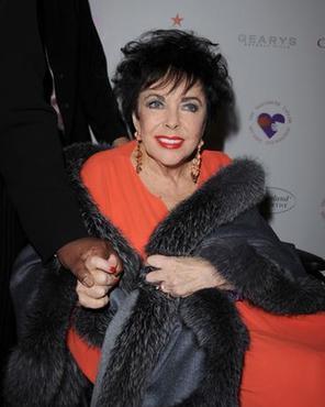 Liz Taylor performs despite strike