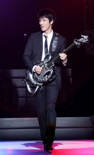 Lee-Hom endorses brand,singing