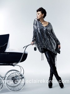 Kim Hee-sun shows off her baby