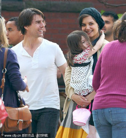 Cruise family takes a stroll