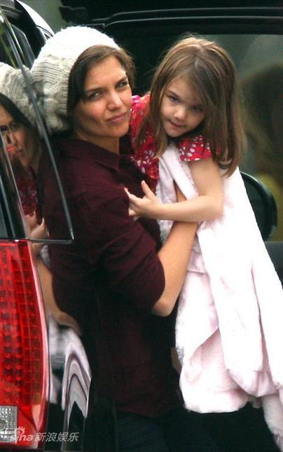 Katie Holmes chooses Suri school