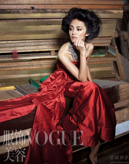 Yao Chen flaunts her curves in Chinese red