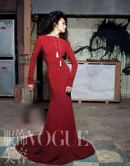 Yao Chen flaunts her curves in Chinese red