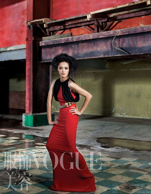 Yao Chen flaunts her curves in Chinese red