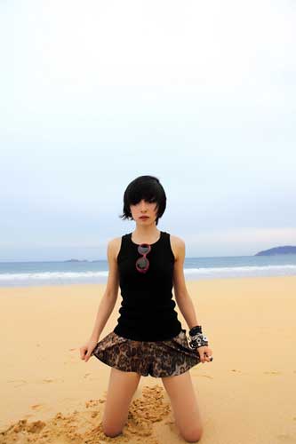 Seaside photoshoot of Jiang Yiyan