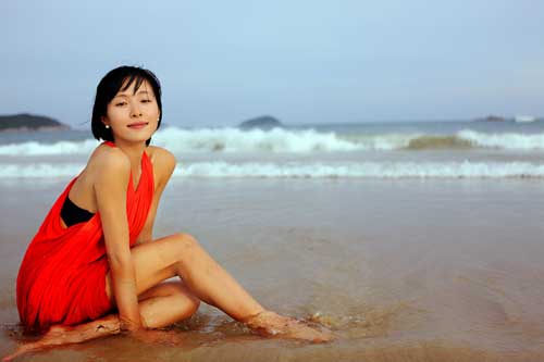 Seaside photoshoot of Jiang Yiyan